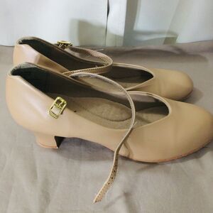 Capezio Jr. Footlight Character Shoes Size 8 Beige 2" Heel Leather Dance Pump